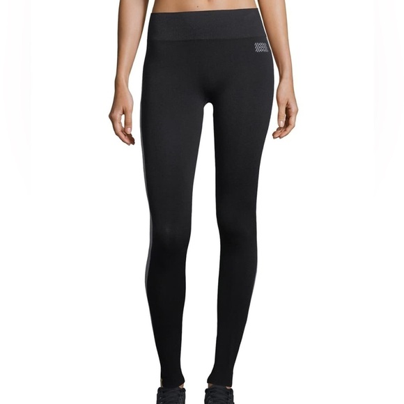 Monreal London Black Hi-tech Seamless High Rise Chevron Stripe Leggings - Picture 1 of 12